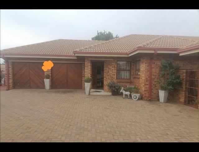 3 BEDROOM TOWNHOUSE FOR SALE IN VANDERBIJLPARK SE 2